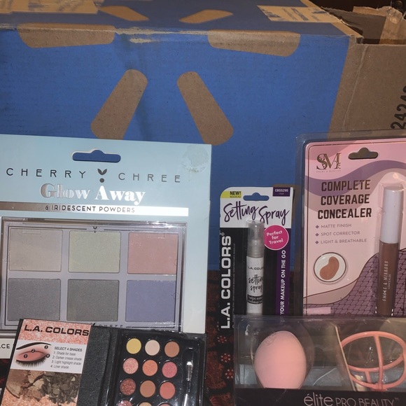 Makeup Bundle - Picture 3 of 8